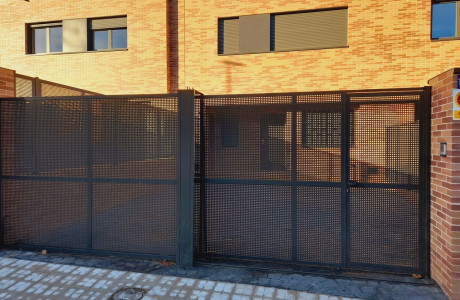 Chalet adosado en venta en calle Degaña , 19