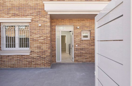 Chalet adosado en venta en avenida Antonio Gavira Alba , 2