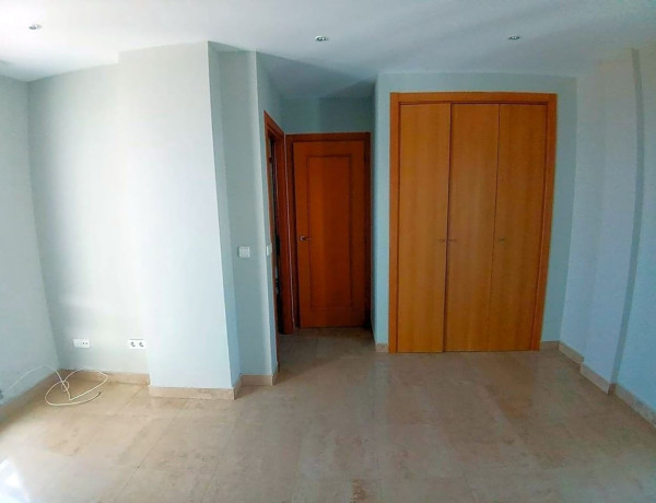 Chalet adosado en venta en calle Almendro el