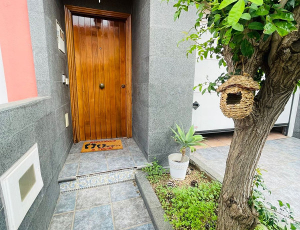 Chalet adosado en venta en calle Chineguas, 59
