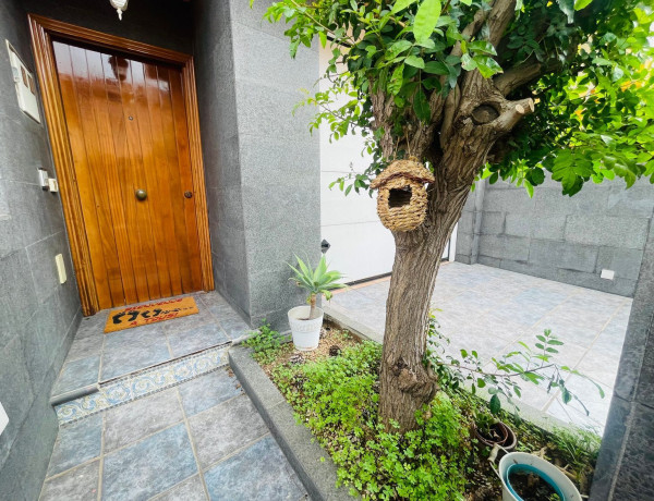 Chalet adosado en venta en calle Chineguas, 59