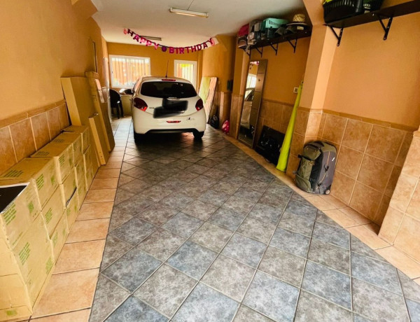 Chalet adosado en venta en calle Chineguas, 59