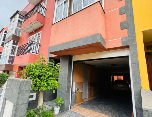 Chalet adosado en venta en calle Chineguas, 59