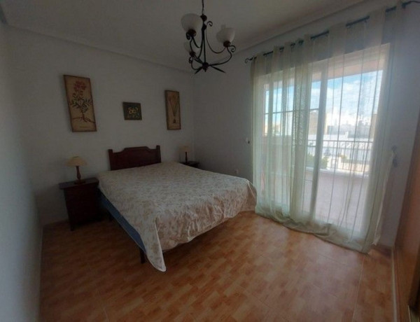 Chalet adosado en venta en calle Azafran