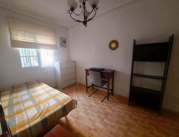 Chalet adosado en venta en calle Azafran