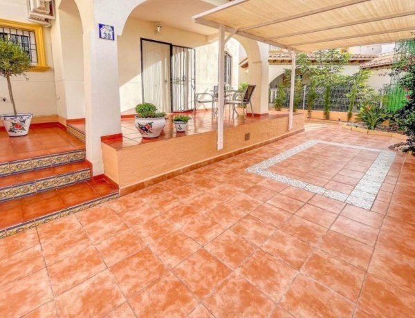 Chalet adosado en venta en calle Castillo de San Roque, 8