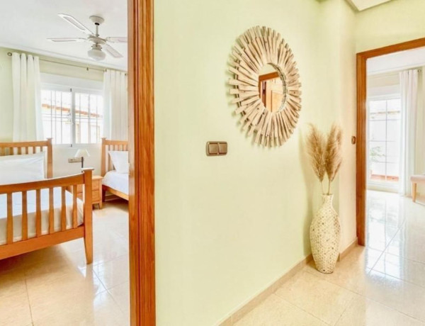 Chalet adosado en venta en calle Castillo de San Roque, 8