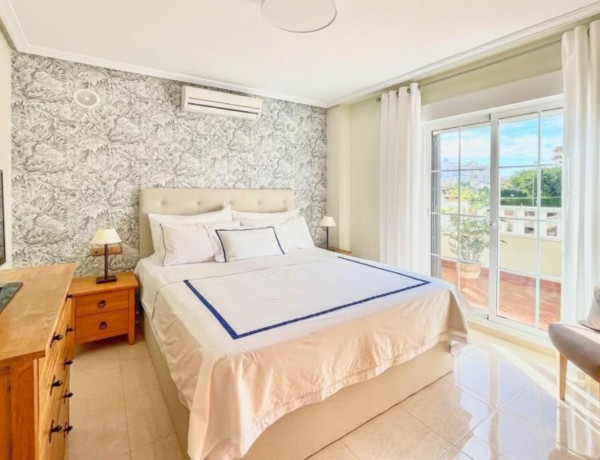 Chalet adosado en venta en calle Castillo de San Roque, 8