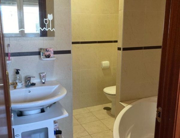 Chalet adosado en venta en La Bañeza