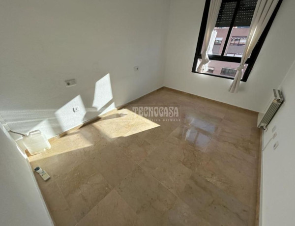 Alquiler de Ático en calle Médico Vicente Reyes, 17