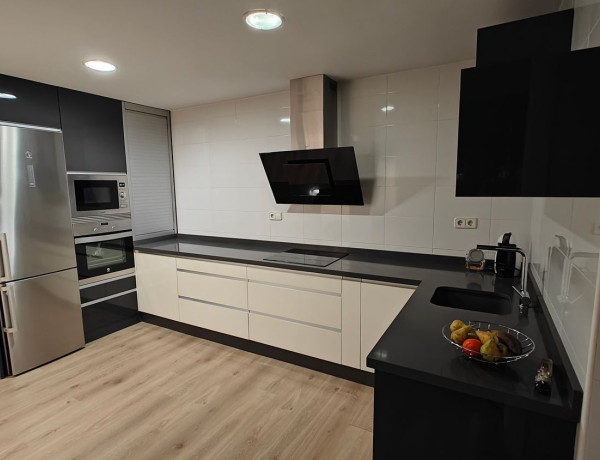 Chalet adosado en venta en calle Jacinto Benavente, 23