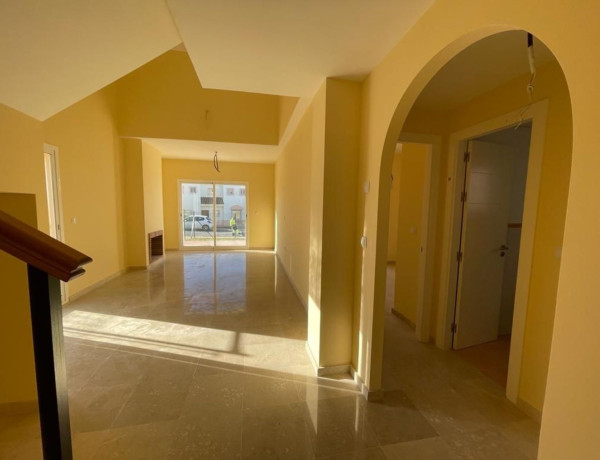 Chalet adosado en venta en Urbanización Puente Esuri