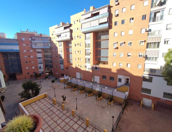 Piso en venta en avenida General López Domínguez, 6