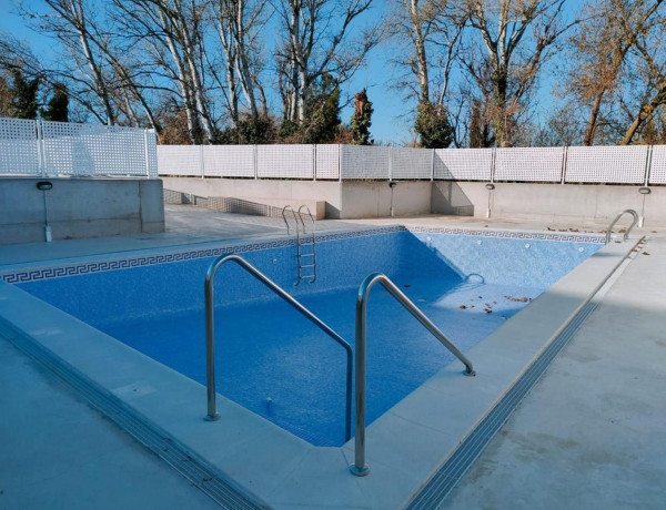 Chalet adosado en venta en calle Alpartir