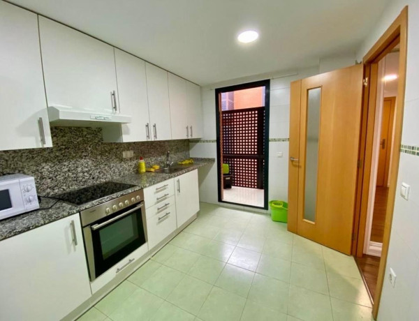 Piso en venta en avenida 3 de Abril de 1979, 1