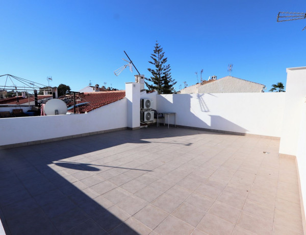 Chalet adosado en venta en calle Eucalipto