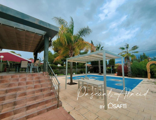 Chalet Independiente SIN COMISIONES de Estilo Moderno con Amplias Habitaciones y Piscina en Urbanización Los Conejos.