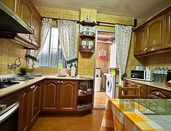 EN VENTA PISO DE TRES DORMITORIOS EN LA CALLE SAN MIGUEL, EN TORREMOLINOS (MALAGA).