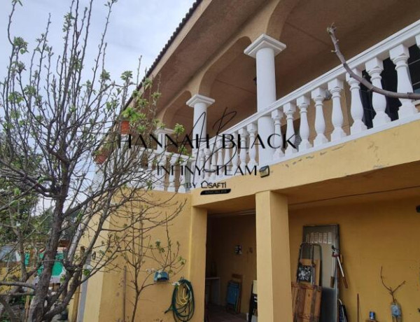 Casa a cuatro vientos en urbanización con buenas vistas y muy soleada.