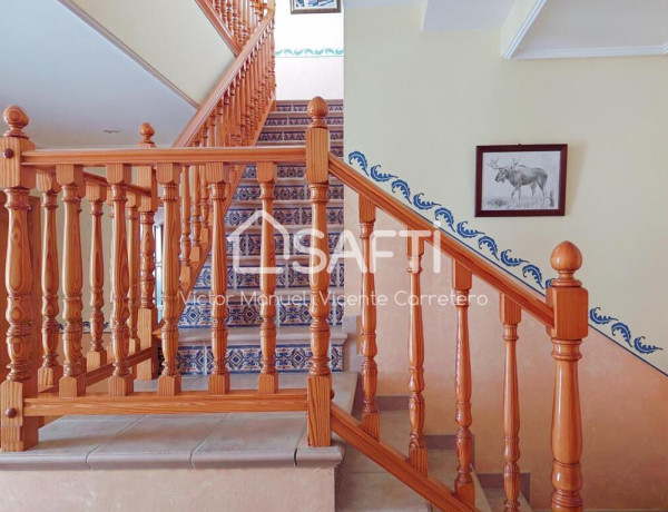 Amplio chalet independiente con piscina y jardín