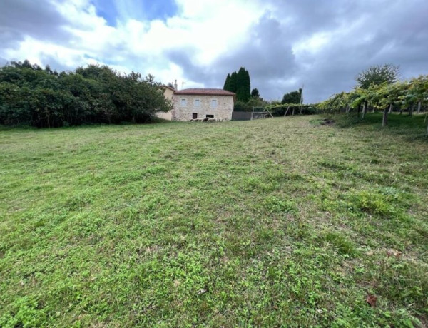 Casa de 350 m2 construida en un terreno de 5.125 m2 (urbano y rústico)