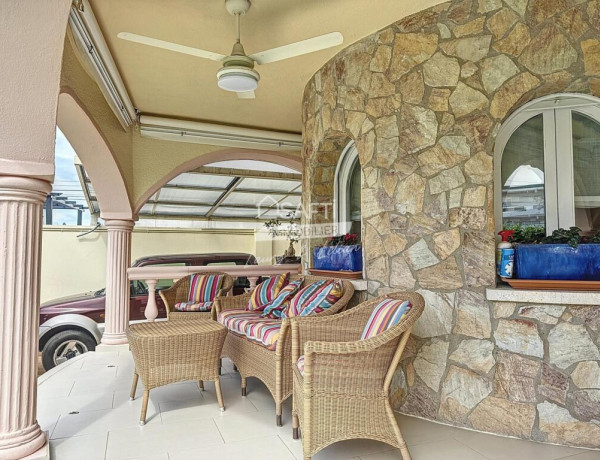 OPORTUNIDAD ! Casa de 4 habitaciones en el centro de Empuriabrava