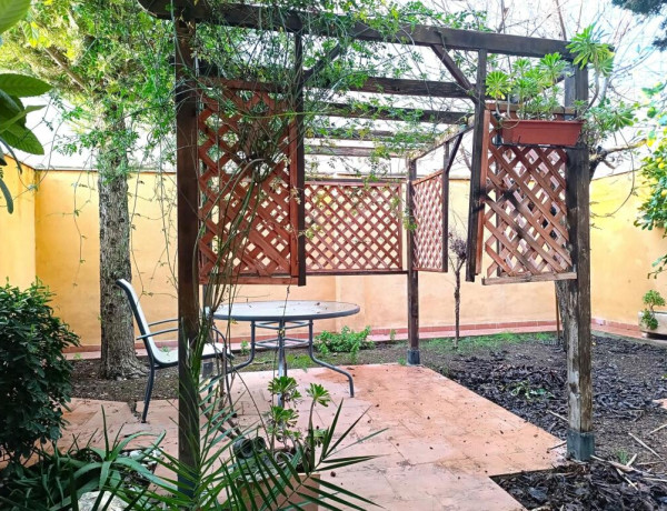 CASA ADOSADA CON GRAN COCHERA Y 2 PATIOS
