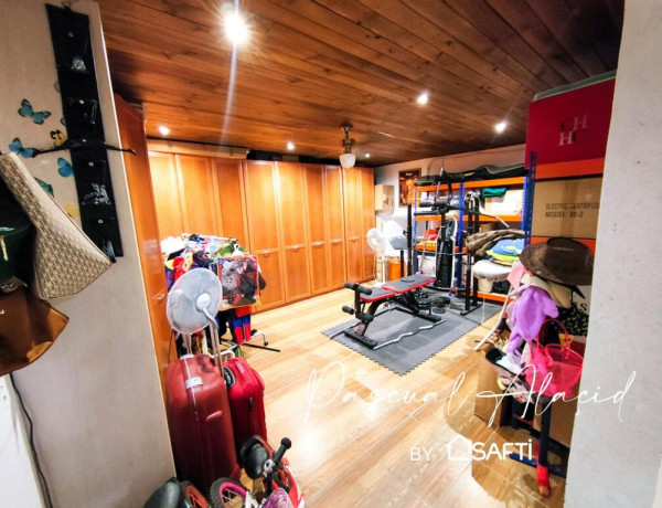 Espectacular chalet adosado SIN COMISIONES  que ofrece una experiencia de vida espaciosa y moderna!