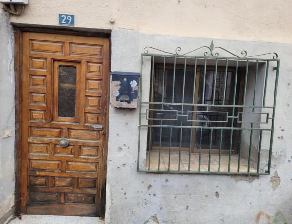 VENTA DE SOLAR EN CUELLAR CON CASA PARA REFORMAR