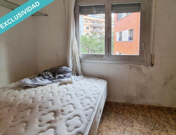 Piso con 3 habitaciones a reformar.