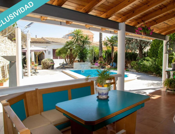 Casa/Chalet de Lujo, dentro de la cuidad y con 1.100 m2 de parcela, piscina, jardines y un apartamento independiente a la casa.