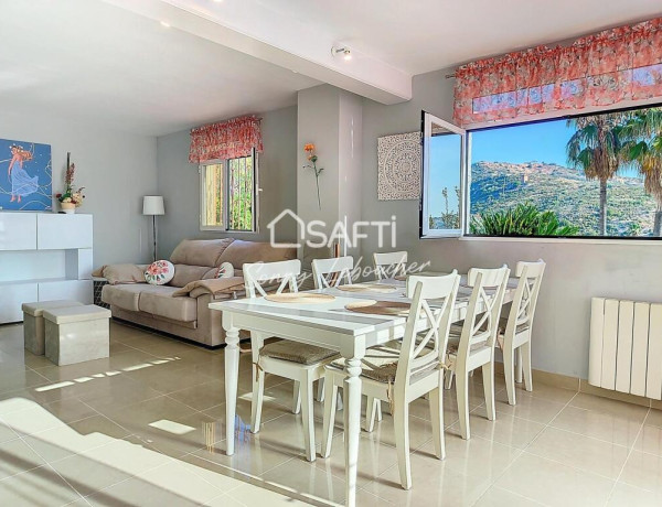 Oportunidad Única: Villa Renovada con Vistas a las Montañas en Gandía