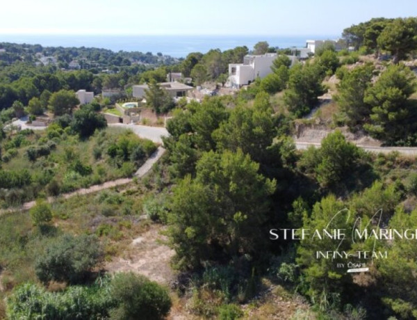 En venta solar urbano de 1350m2 en urbanización de lujo entre Calpe y Moraira