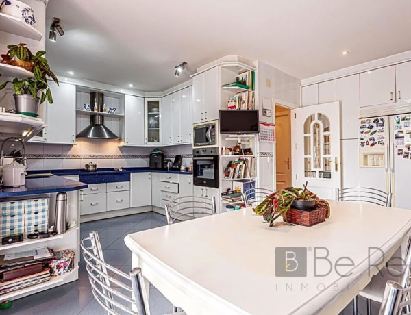 AMPLIO CHALET INDEPENDIENTE CON PISCINA PRIVADA EN JARABELTRÁN, VALDEMORILLO (MADRID).