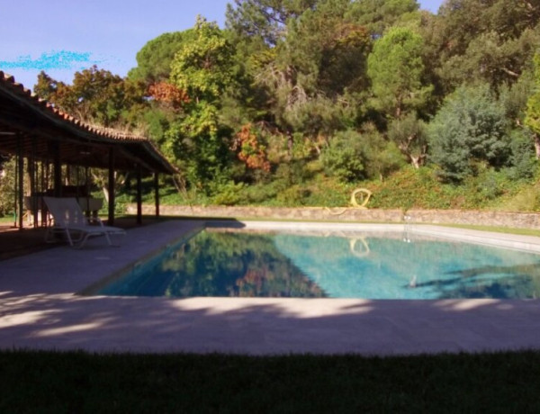 Preciosa Masía del siglo XVII rodeada de bosque en el corazón del Montnegre