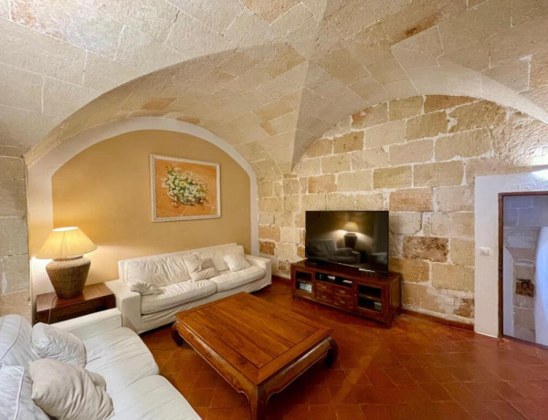 Majestuosa vivienda con licencia turistica en casco antiguo de Ciutadella.