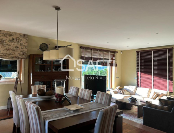 MAGNÍFICA VIVIENDA CON PISCINA Y AMPLIOS JARDINES A POCOS MINUTOS DE SANTIAGO