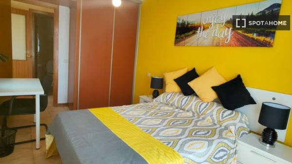 Spacious room for rent in 5-bedroom apartment in Alcalá