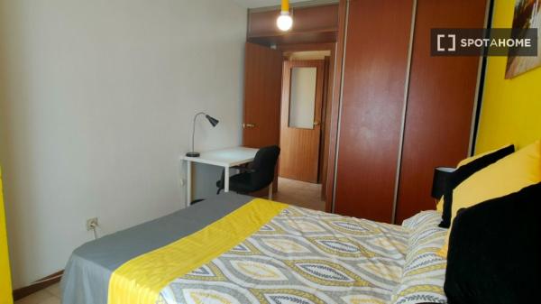 Spacious room for rent in 5-bedroom apartment in Alcalá