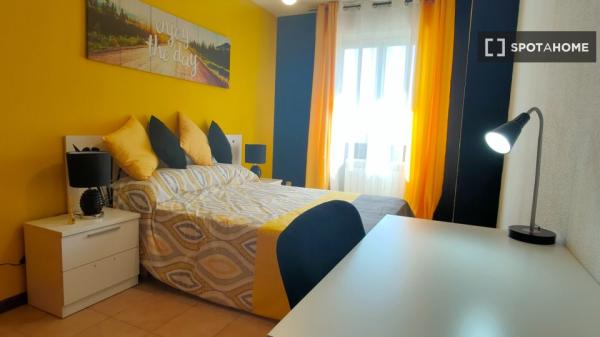 Spacious room for rent in 5-bedroom apartment in Alcalá