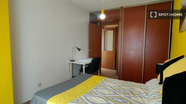Spacious room for rent in 5-bedroom apartment in Alcalá