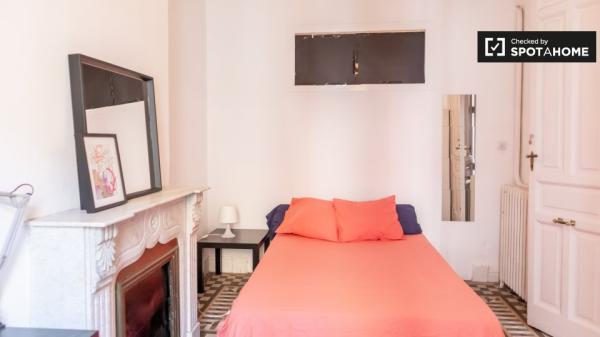 Habitación soleada en piso de 12 habitaciones en Sol, Madrid