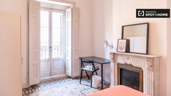 Habitación soleada en piso de 12 habitaciones en Sol, Madrid