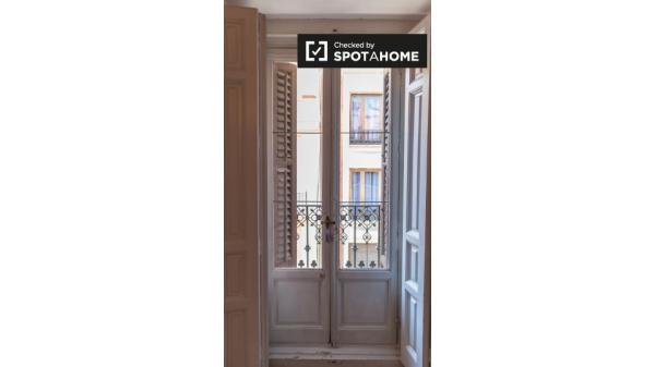 Habitación soleada en piso de 12 habitaciones en Sol, Madrid