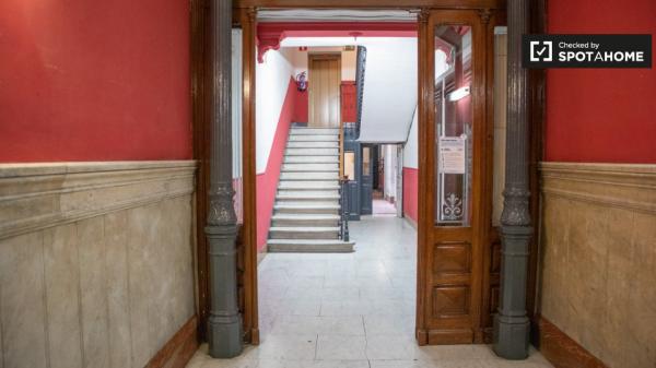 Habitación soleada en piso de 12 habitaciones en Sol, Madrid