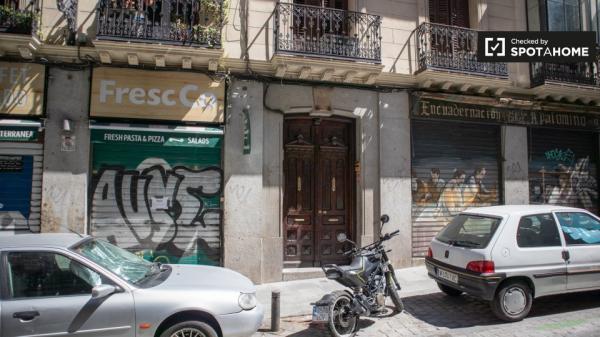 Habitación soleada en piso de 12 habitaciones en Sol, Madrid