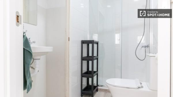 Habitación soleada en piso de 12 habitaciones en Sol, Madrid