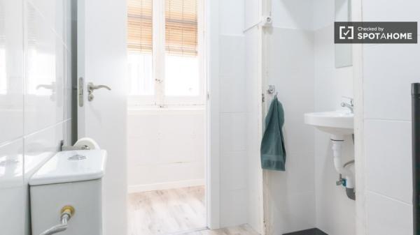 Habitación soleada en piso de 12 habitaciones en Sol, Madrid