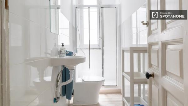 Habitación soleada en piso de 12 habitaciones en Sol, Madrid