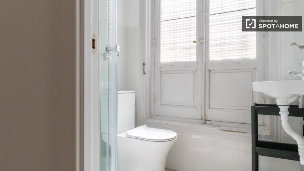 Habitación soleada en piso de 12 habitaciones en Sol, Madrid